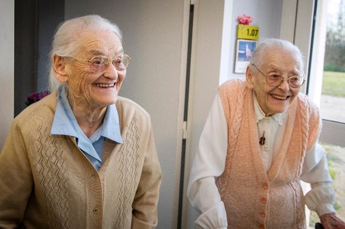 Cặp song sinh 104 tuổi chia sẻ bí quyết trường thọ - ảnh 1