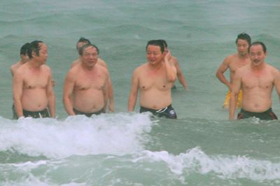 Bộ trưởng Trần Hồng Hà tắm biển dưới mưa