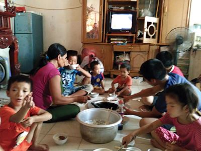 Bà mẹ 48 tuổi ở Hà Nội sinh 14 đứa con và gọi tên... theo số